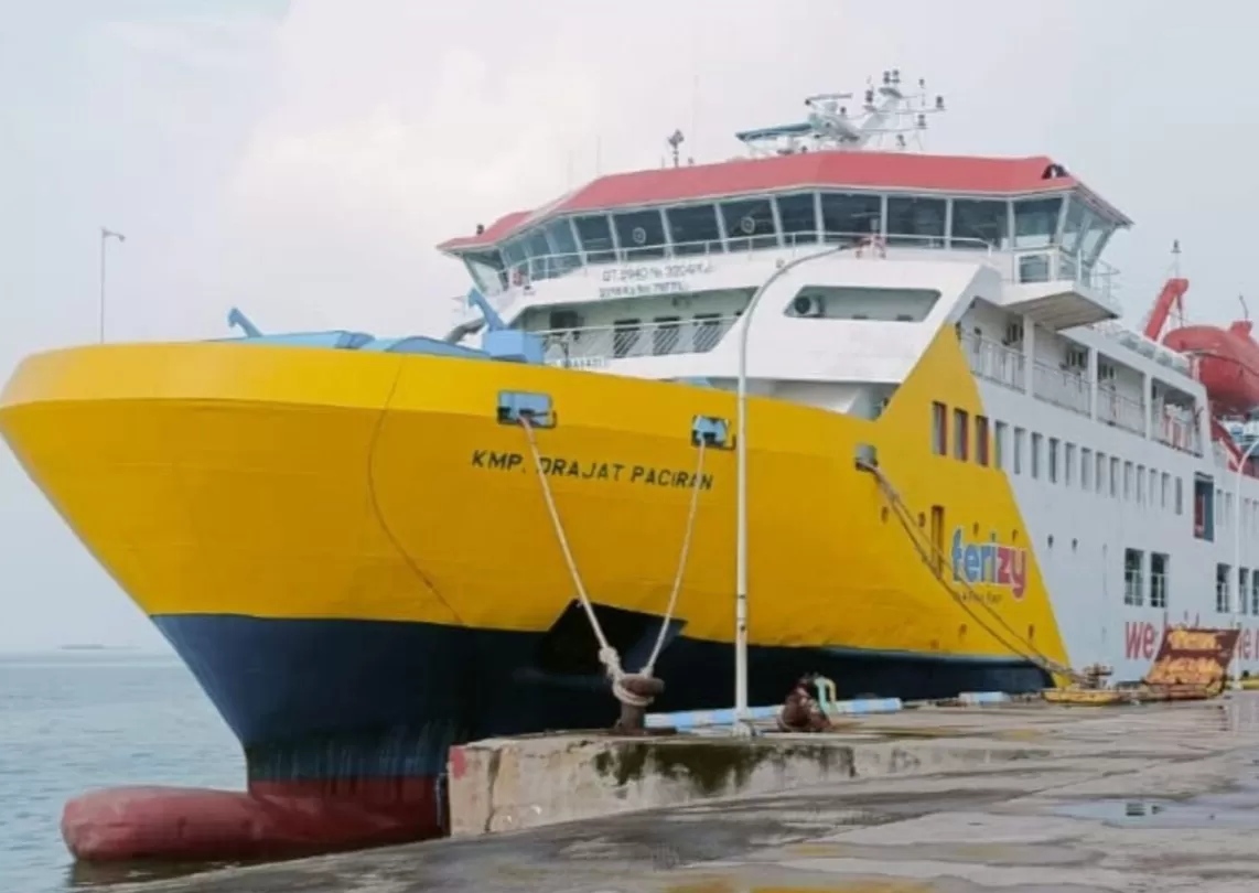 SUASANA : KMP Drajat Paciran melayani trayek pelayanan ke Pulau Bawean Gresik . (IST/ RADAR GRESIK)