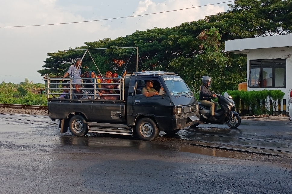 MINIM KESADARAN: Selama ini masih banyak pemilik kendaraan yang mengabaikan Uji KIR, serta menggunakan pikap untuk memuat orang.