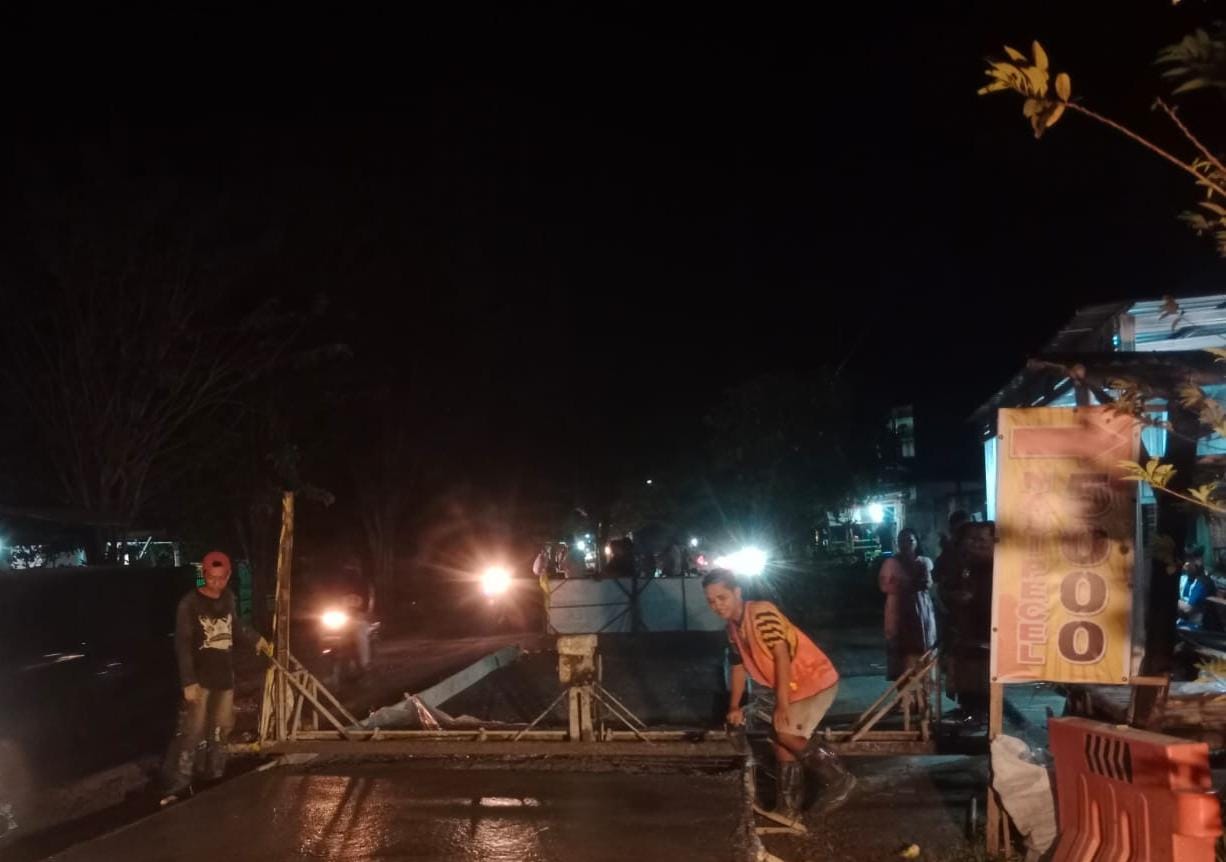 PENGECORAN: Pengerjaan perbaikan jalan Mantup &ndash; Alam Ayas.  (IST/RDR.LMG)