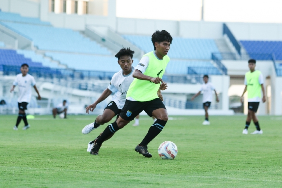M. Afani Ubaidilah, pemain asal Kecamatan Babat jebolan Academy Persela, musim ini mendapat kesempatan memperkuat tim Senior