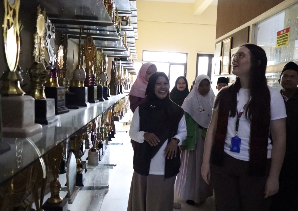 Kepala MI Unggulan Sabilillah Lamongan, Ustadzah Uswatun Hasanah, MA bersama Ms. Joanie Martineau dari Universite de Sherbrooke, Canada melihat banyak piala yang diraih siswa-siswi MIUS Lamongan.