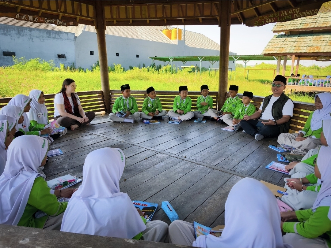 Mrs. Joanie Martineau dari Universite de Sherbrooke, Canada belajar bersama dengan siswa-siswi MIUS Lamongan di gazebo.