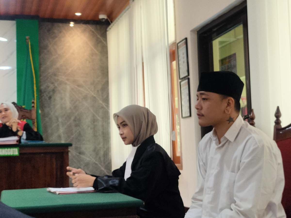 BAKAL LAKUKAN PEMBELAAN SECARA TERTULIS: Sri Murni Ambar Sari bersama kliennya Satria Dwi Prakoso yang menjadi terdakwa kasus SS.  (IST/RDR.LMG)