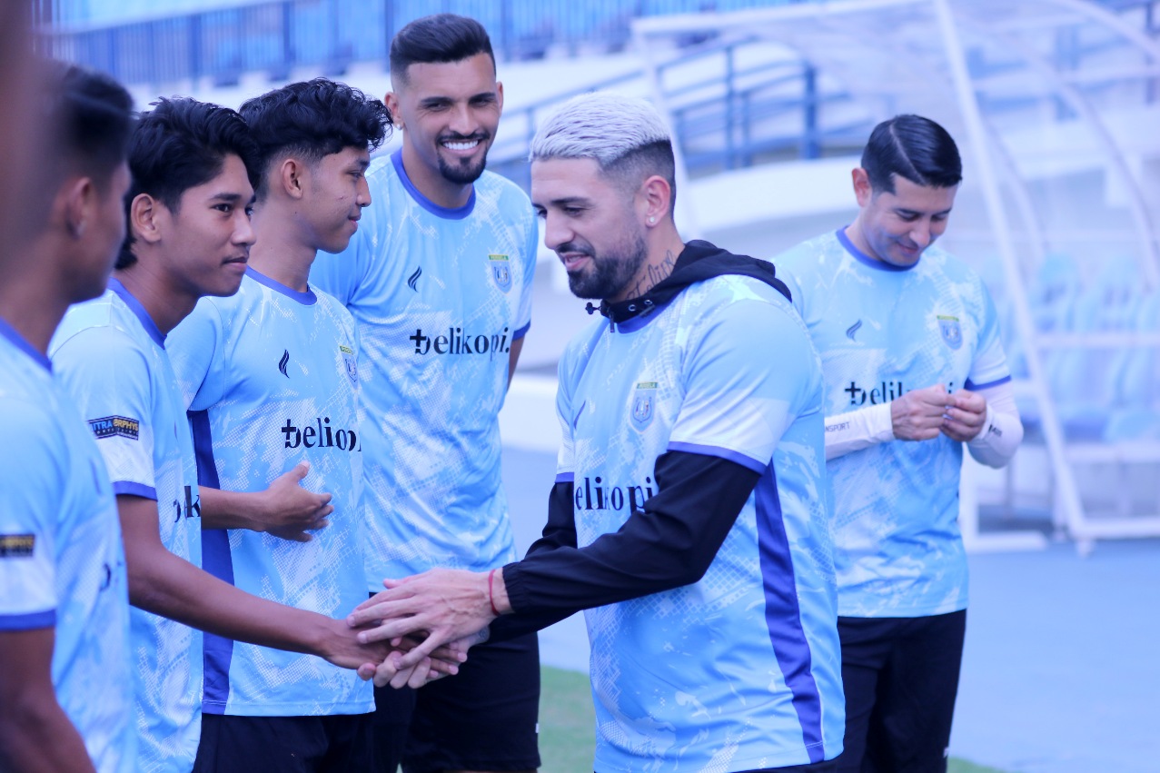 BERANGKAT TC: Jonathan Bustos dan pemain Persela saat masih berlatih di Stadion Surajaya Lamongan. (ANJAR DWI PRADIPTA/RDR.LMG)
