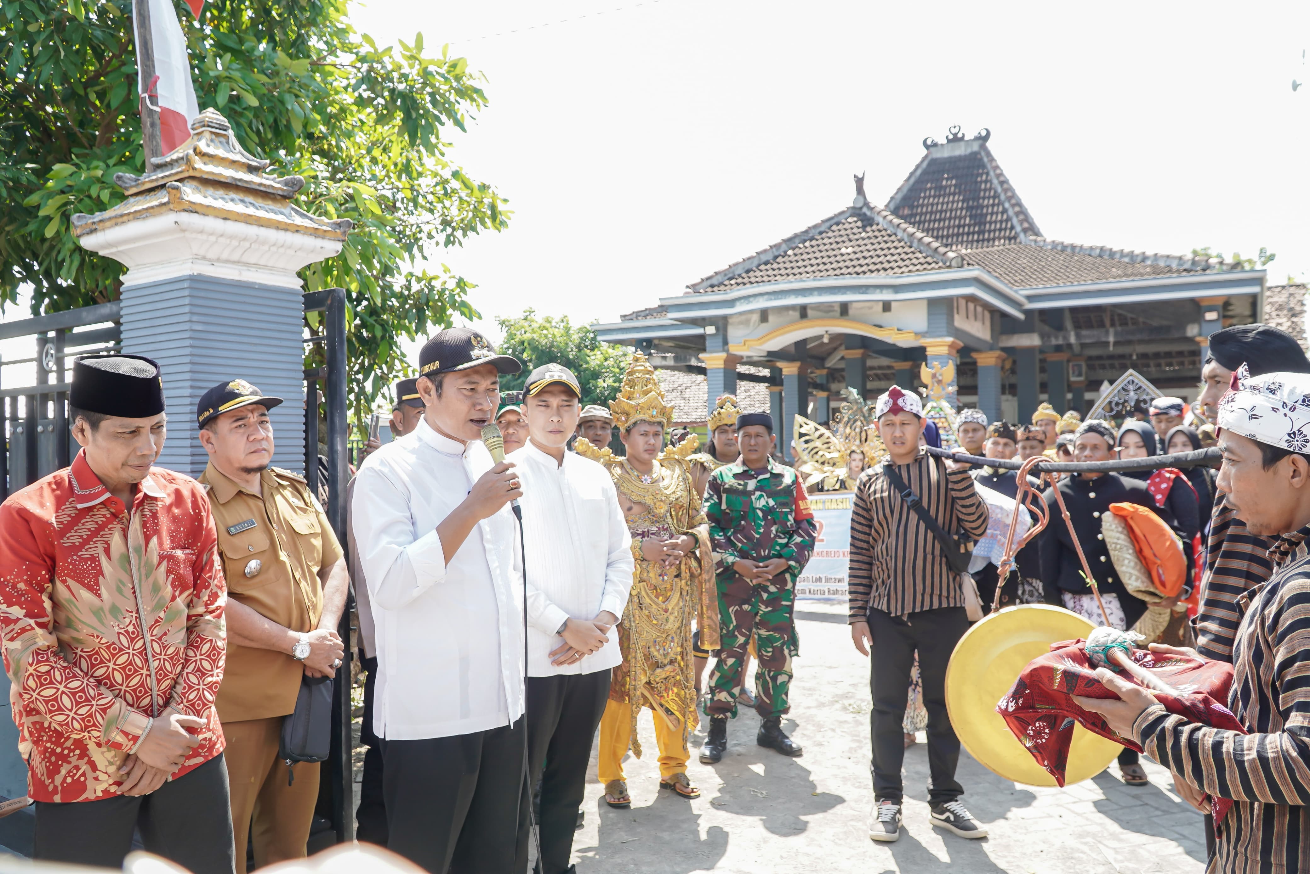Bupati Lamongan Yuhronur Efendi menghadiri sedekah bumi di Dusun Graman, Desa Sambangrejo, sebagai bentuk pelestarian budaya dan sejarah warisan Prasasti Garaman.