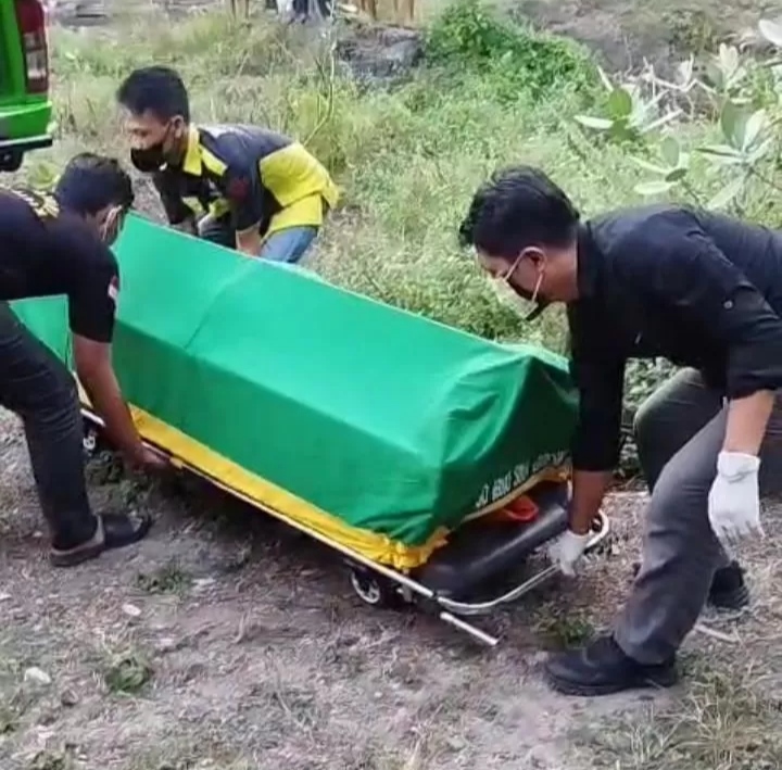 EVAKUASI : Petugas kepolisian beserta petugas medis saat melakukan evakuasi korban saat ditemukan dalam keadaan meninggal di area bukit Desa Suci, Kecamatan Manyar. (Radar Gresik)