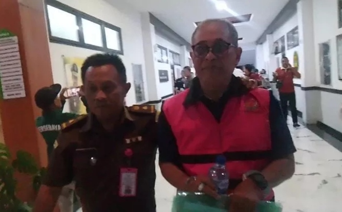 TERSANGKA: Sulaksono, Kepala Dinas Perkim CKTR Sidoarjo periode (2007 - 2012) dan (2017 - 2021) saat akan ditahan Kejari Sidoarjo. (DIKY SANSIRI/RADAR SIDOARJO)
