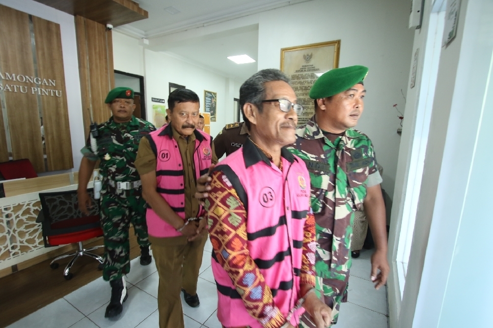 Kades dan Ketua BPD Sidokelar Paciran Lamongan digiring petugas menuju Lapas Kelas IIB Lamongan usai ditetapkan sebagai tersangka kasus dugaan korupsi dana CSR senilai Rp 420 juta.