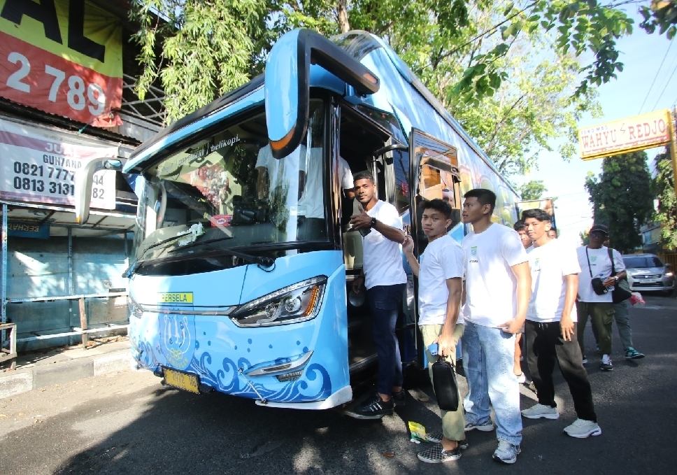 MATANGKAN PERSIAPAN: Hasim Kipuw dkk mengendarai bus menuju UNY untuk menjalani TC selama dua minggu ke depan.