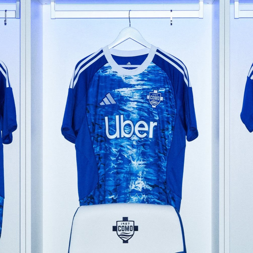 Jersey tim Serie A Como FC musim 2025-2026 hasil karya Didit Hadiprasetyo putra Presiden Prabowo Subianto