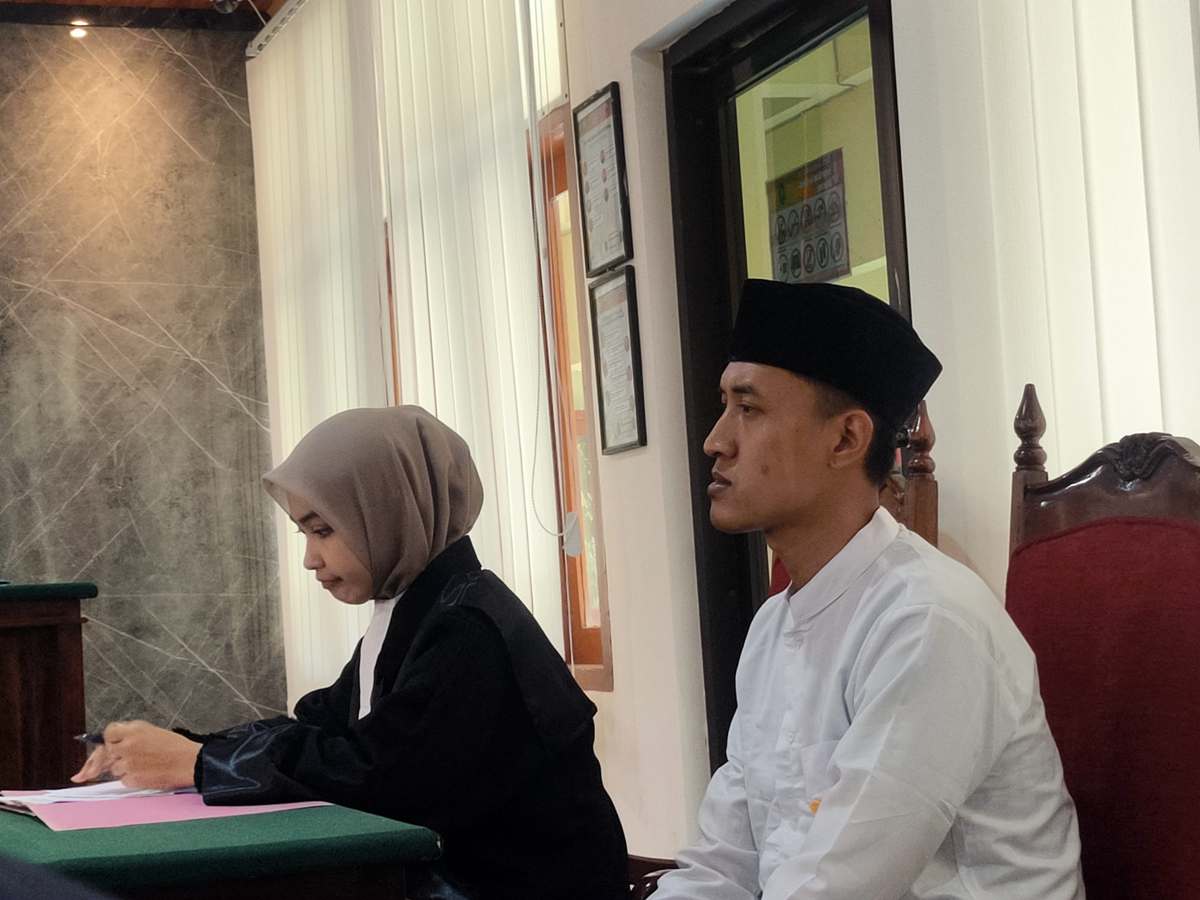 BAKAL AJUKAN PEMBELAKAAN: Penasihat hukum Sri Murni Ambar Sari bersama terdakwa Hasmil Al Hafidz. (IST/RDR.LMG)