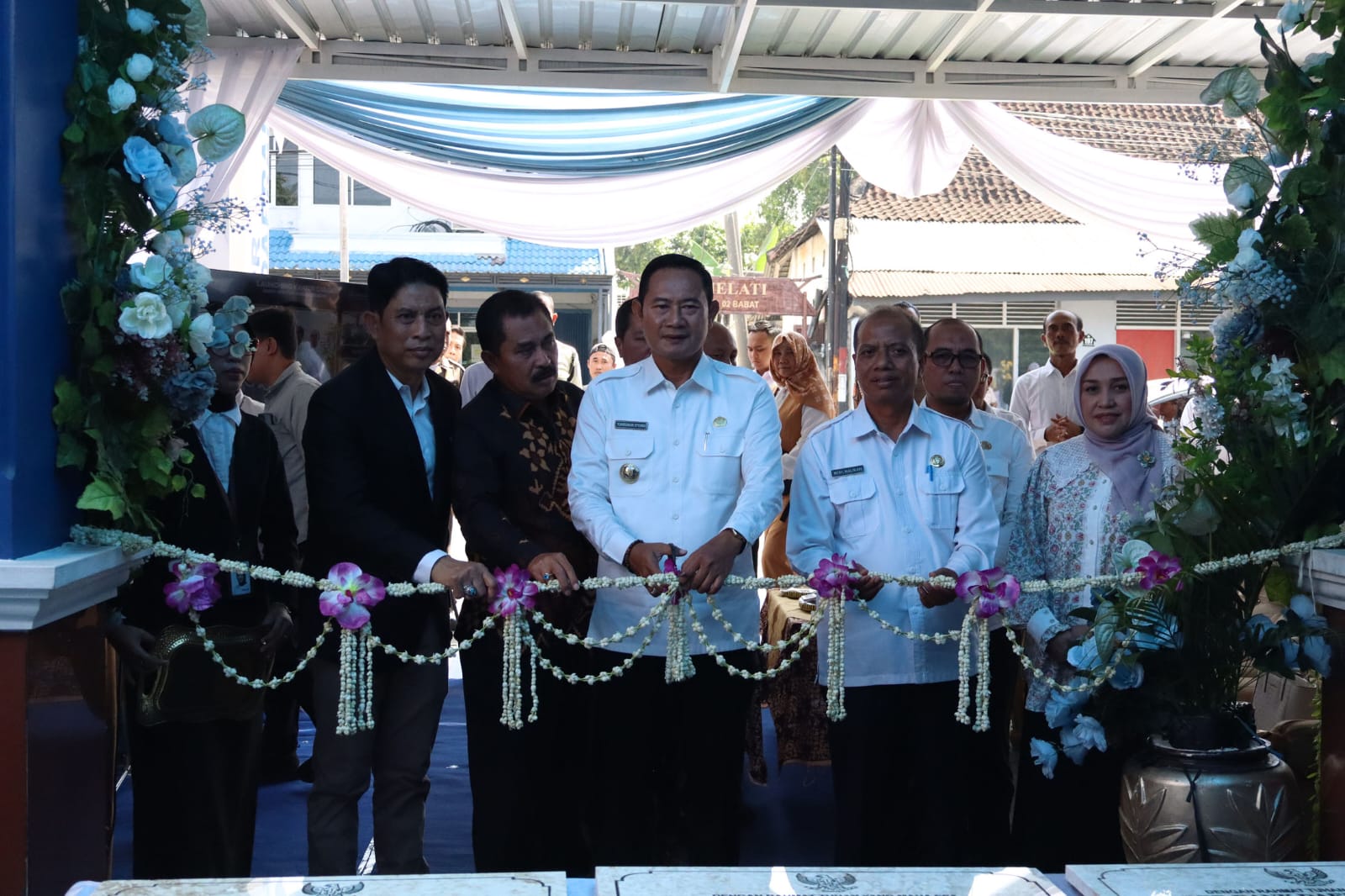 Pemotongan pita peresmian tiga kantor cabang PT. BPR BDL (Perseroda) oleh Bupati Yes yang didampingi Direktur Operasional dan Bisnis PT. BPR BDL (Perseroda), Deddy R. Wibowo.
