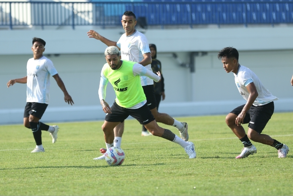 ASAH KEMAMPUAN: Skuad Persrla bersiap menghadapi Borneo FC dalam laga uji coba di Jogjakarta.