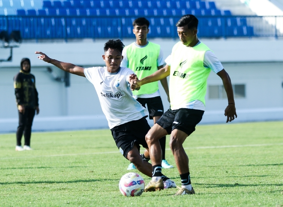 Syatful Mudawam, masih terlihat mengikuti latihan Persela di Stadion Surajaya, Senin (21/7), jelang keberangkatan skuad Persela TC ke Jogja