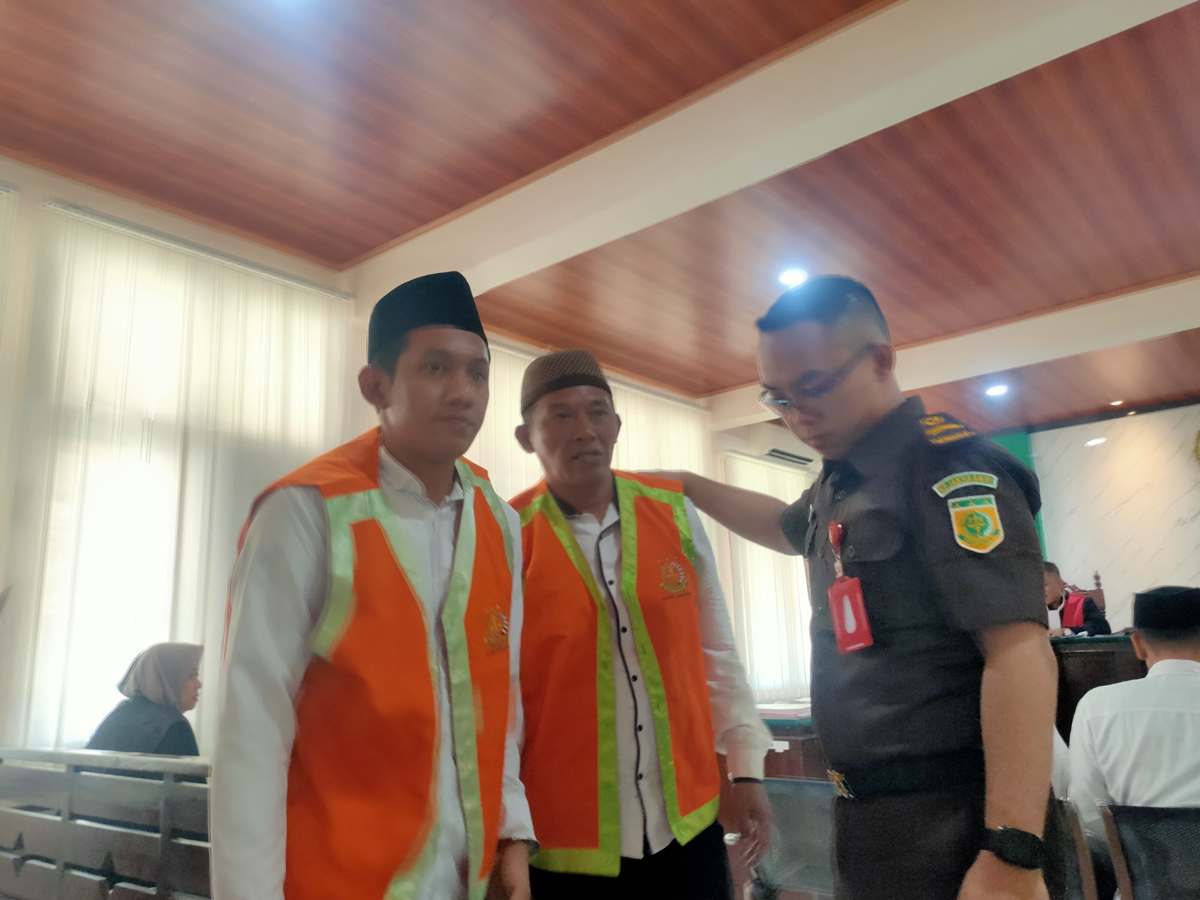 DITUNTUT 10 TAHUN: Achmad Suhadak (kiri) dan Masman menjalani sidang tuntutan kasus sabu &ndash; sabu di Pengadilan Negeri Lamongan. (ASIP A/RDR.LMG)