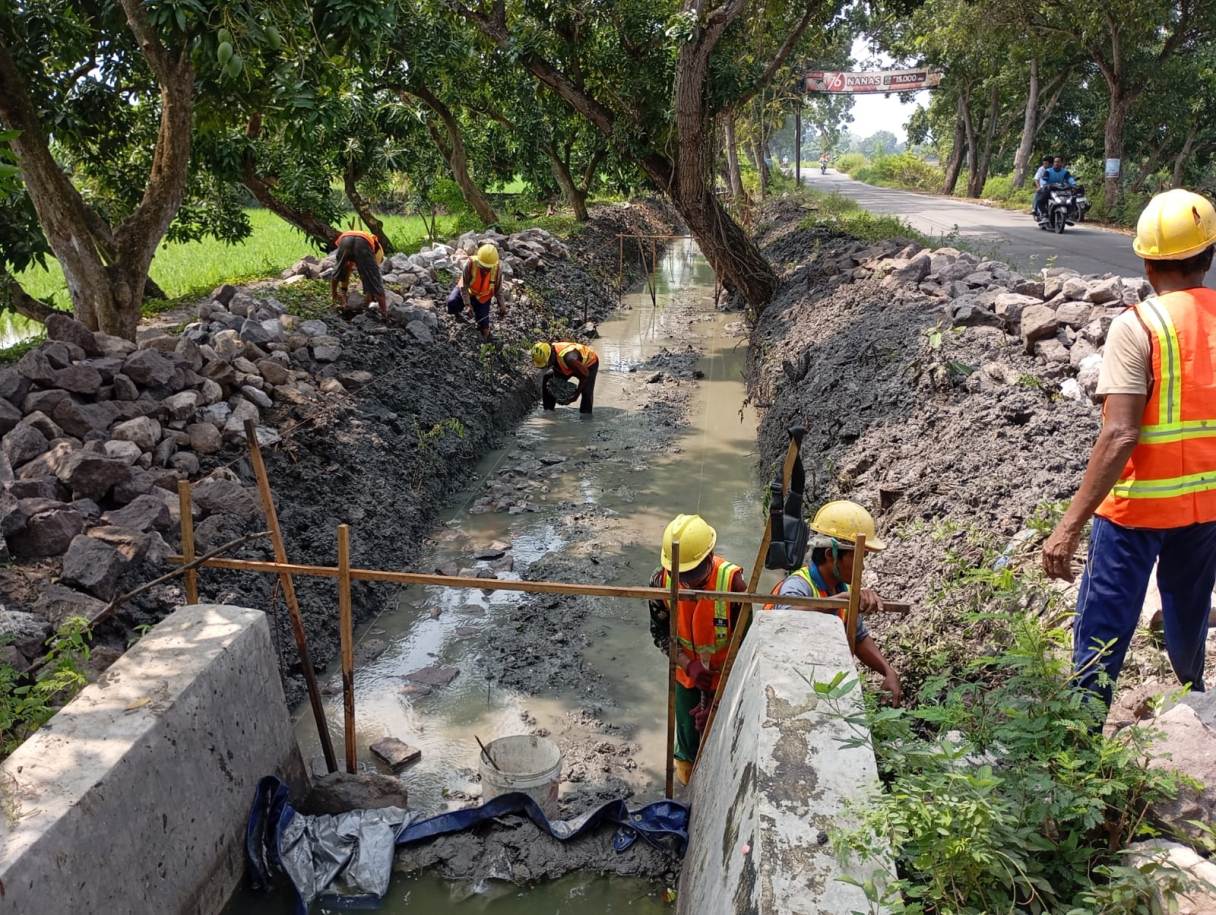 DIPERPANJANG: Salah satu plengsengan yang dibangun untuk memperlancar saluran irigasi. (IST/RDR.LMG)