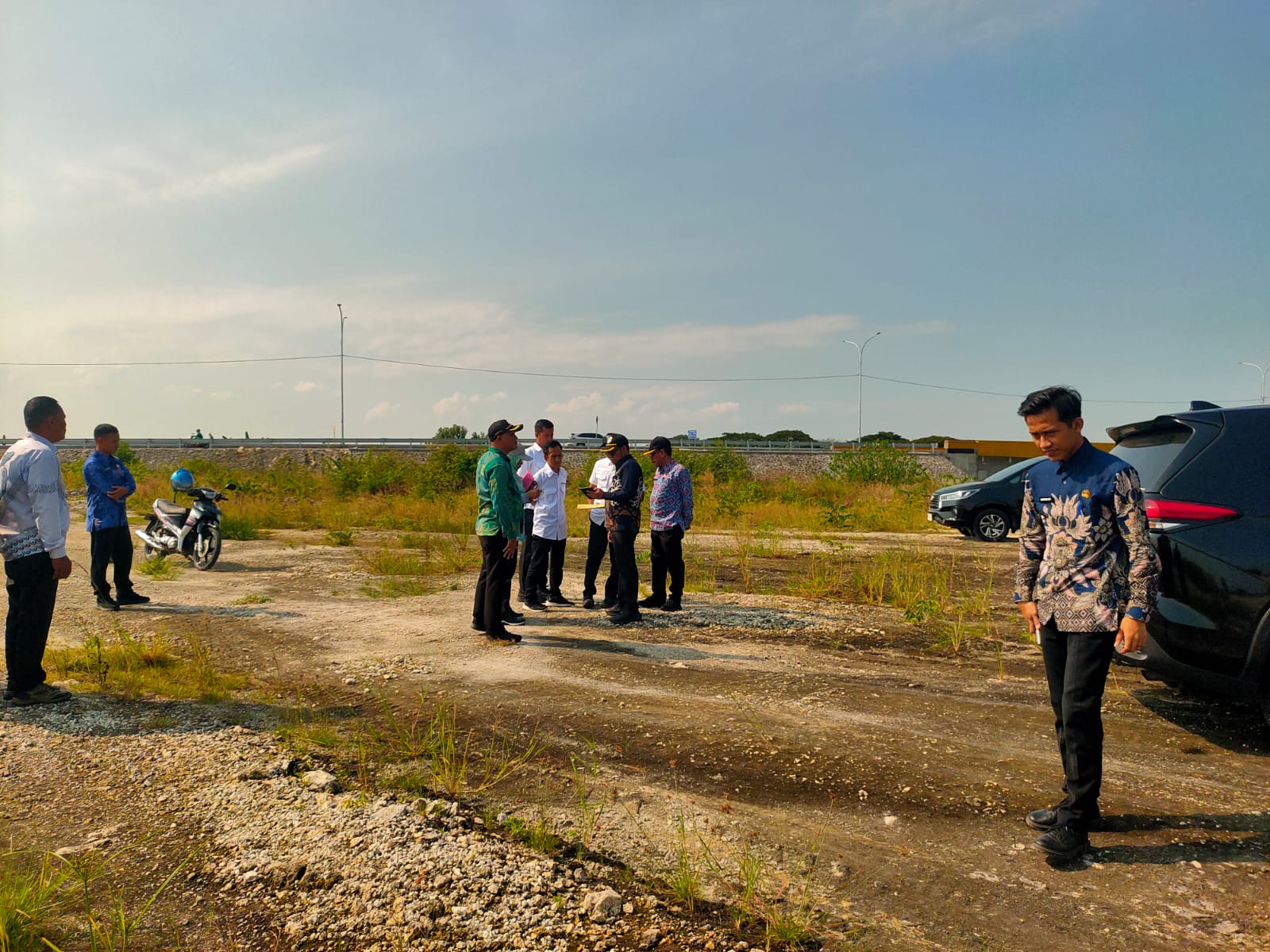 Satker Pelaksanaan Prasarana Strategis Kementerian Pekerjaan Umum meninjau lokasi yang rencananya disiapkan sebagai pasar ikan baru di area JLU.