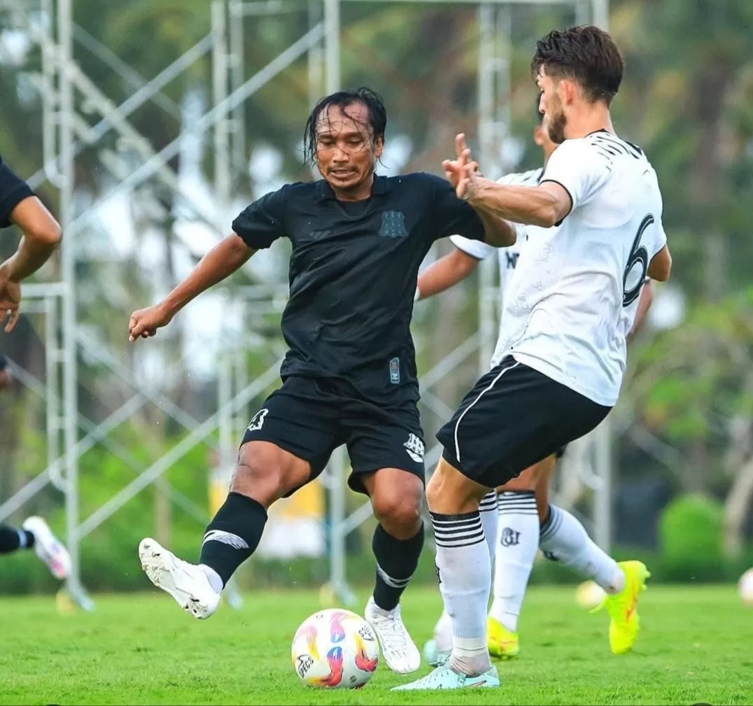 KALAH: Pemain Deltras Sidoarjo, Hariono, saat berduel dengan pemain Bali United dalam laga uji coba. (IST/Deltras Sidoarjo)