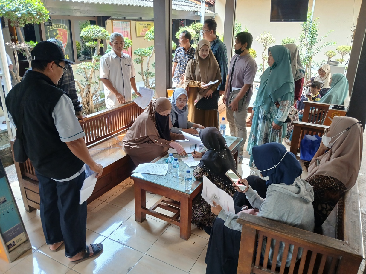 DATANGI MAPOLRES: Warga yang mengadukan PT Tawwaabiin, travel umrah haji plus ke Mapolres Lamongan. (ANJAR DWI PRADIPTA/RDR.LMG)