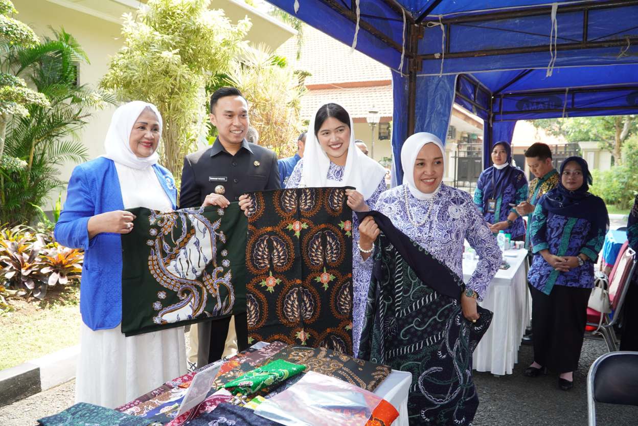 PRODUK LOKAL: Wakil Bupati Lamongan Dirham Akbar Aksara bersama istri Cana Antyanta Dias dan Ketua DPC IWAPI Kabupaten Lamongan Anis Yuhronur Efendi melihat produk batik khas Lamongan. (HUMAS KOMINFO)