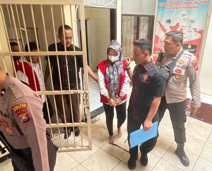 KOOPERATIF: Terdakwa kasus TPPO, Shinta Zuwita Sari, usai menjalani sidang perdana di Pengadilan Negeri Mojokerto, kemarin (24/7). (farisma/jprm)
