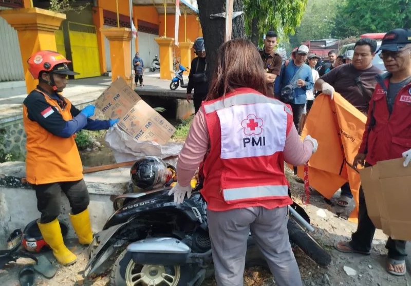 PETAKA: Petugas mengevakuasi korban setelah mengalami kecelakaan tunggal berujung maut di Jalan Raya Desa Sidomulyo, Kecamatan Bangsal, Kabupaten Mojokerto, Minggu (27/7). (martda/jprm)