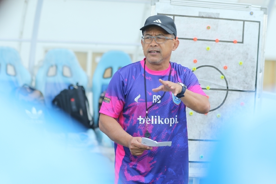 LAKUKAN PEMBENAHAN: Coach Aji Santoso saat memberikan pemahaman strategi kepada penggawa Persela.