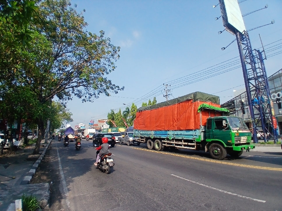 MEMICU KEMACETAN: Satlantas Polres Lamongan menhimbau pengendara jalan untuk memilih jalur alternatif selama perbaikan perljntasan KA di jalur nasional.