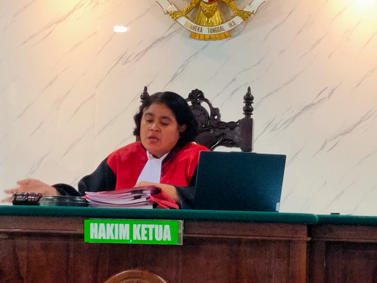 Ketua Majelis Hakim, Oliviarin Rosalinda Taopan membacakan vonis terhadap dua terdakwa kasus judol.
