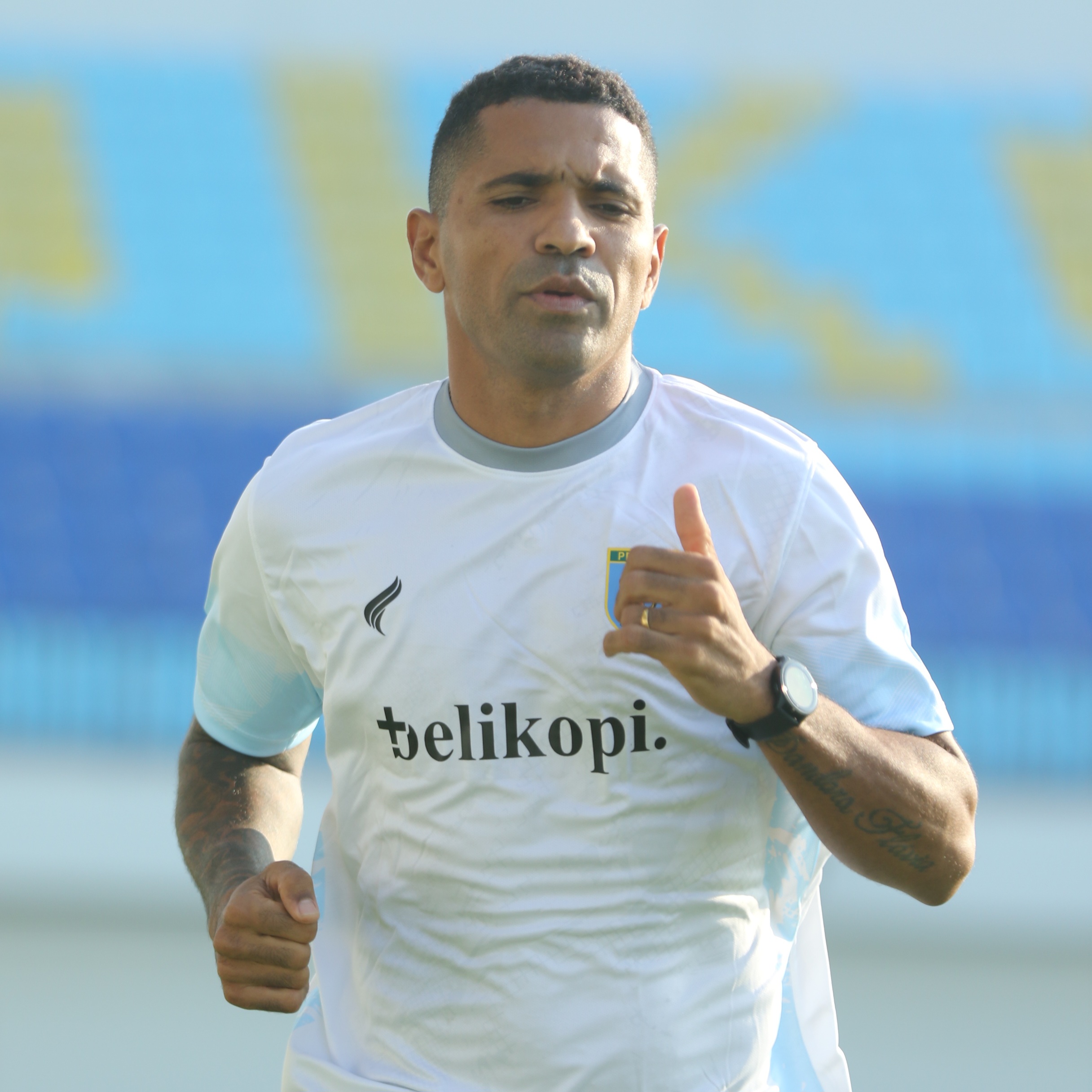 BOMBER NATURALISASI: Alberto Goncalves masih menjadi tumpuan di lini depan Persela untuk mencetak gol.