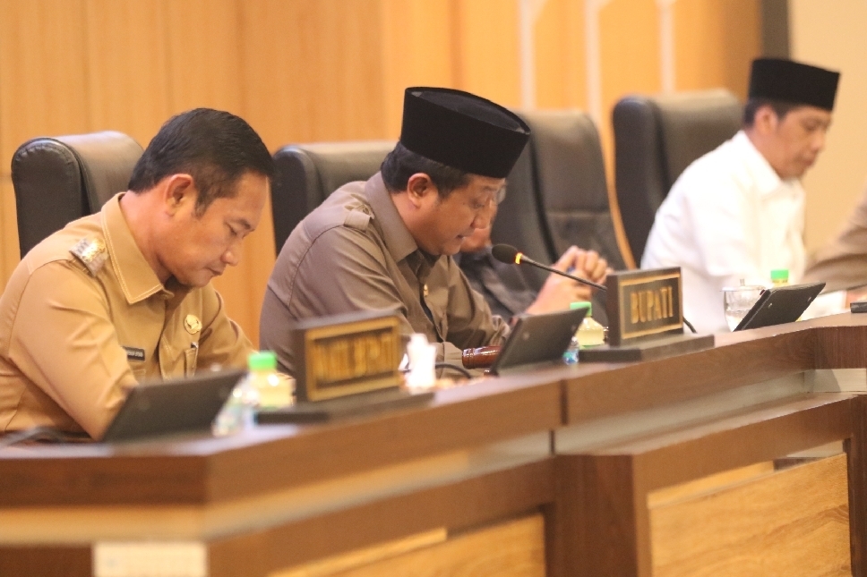 SERIUS: Ketua DPRD Lamongan, M. Freddy Wahyudi saat memimpin rapat paripurna persetujuan Raperda perubahan P-APBD tahun anggaran 2025.