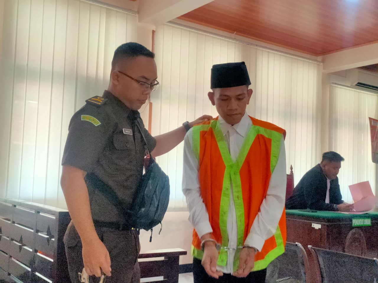 DITUNTUT DUA TAHUN: Ahmad Zidan Asrori menjalani persidangan di PN Lamongan karena kasus peredaran sabu &ndash; sabu. (IST/RDR.LMG)
