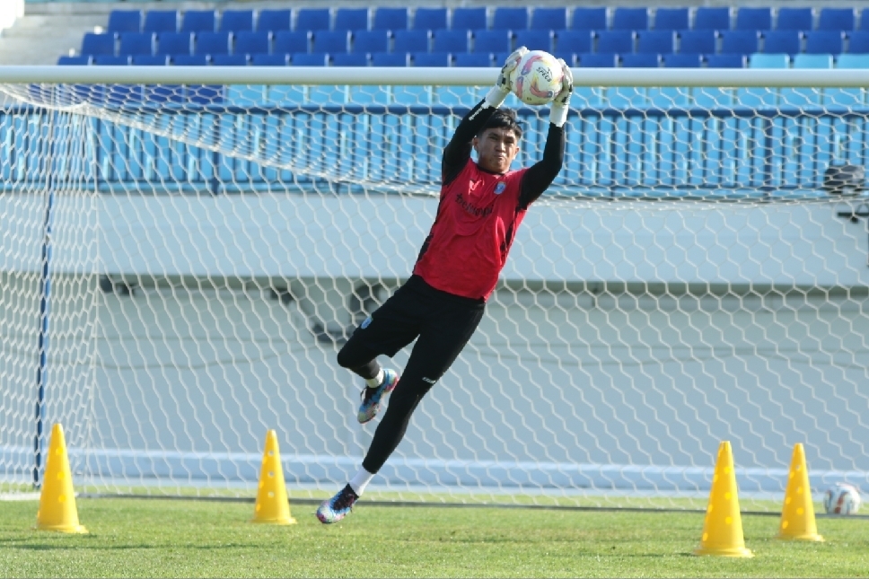 PROGRES DIPANTAU: Mario Londok saat menjalani latihan di Stadion Surajaya Lamongan.