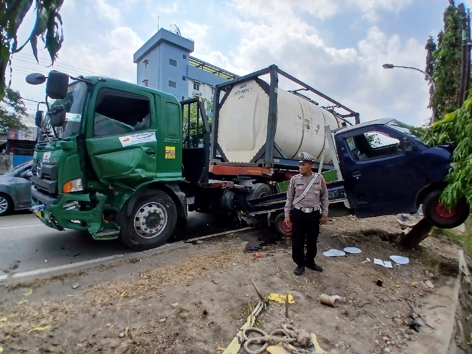 TERJEPIT: Kondisi truk dan pikap usai terlibat laka lantas di jalan nasional, tepatnya di Desa Deket Wetan, Kecamatan Deket.