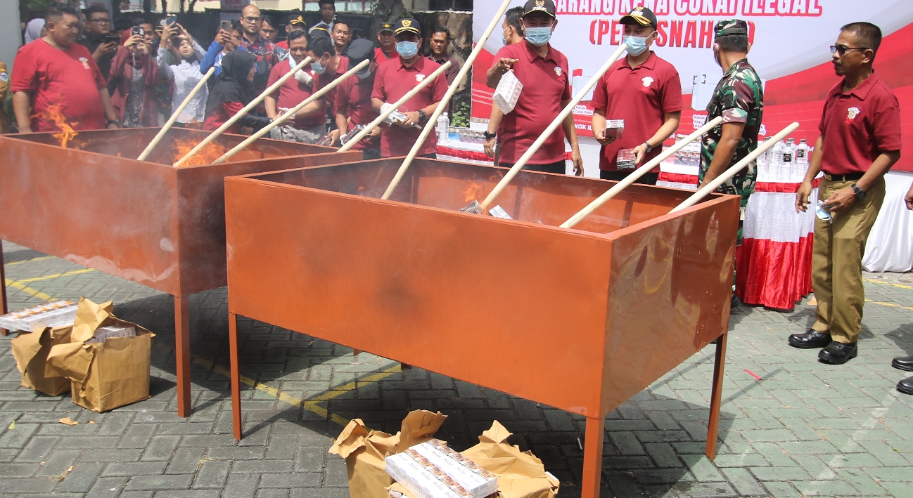 DIMUSNAHKAN: Ratusan ribu batang rokok yang dibakar bersama. (ANJAR DWI PRADIPTA/RDR.LMG)