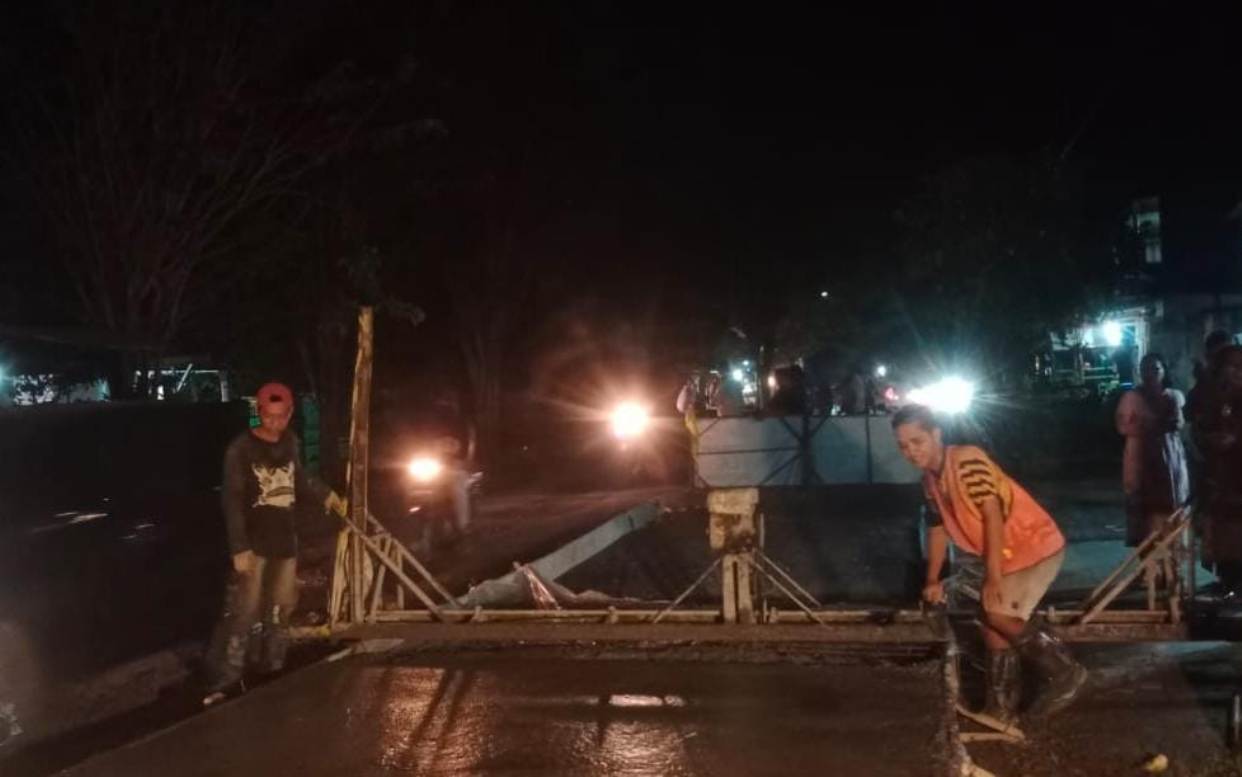 TITIK JALAN BAKAL DITAMBAH: Jalan di Mantup yang sedang diperbaiki. Usulan peningkatan infrastruktur senilai Rp 50 M di P-APBD disetujui, titik jalan perbaikan bakal bertambah. (IST/RDR.LMG)