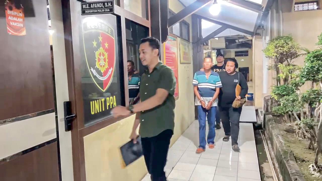 TERTANGKAP DI REMBANG: S, asal wilayah pantura, yang dikawal petugas. Dia menjadi tersangka kasus pencabulan terhadap remaja di desanya. (GAMAL A/RDR.LMG)