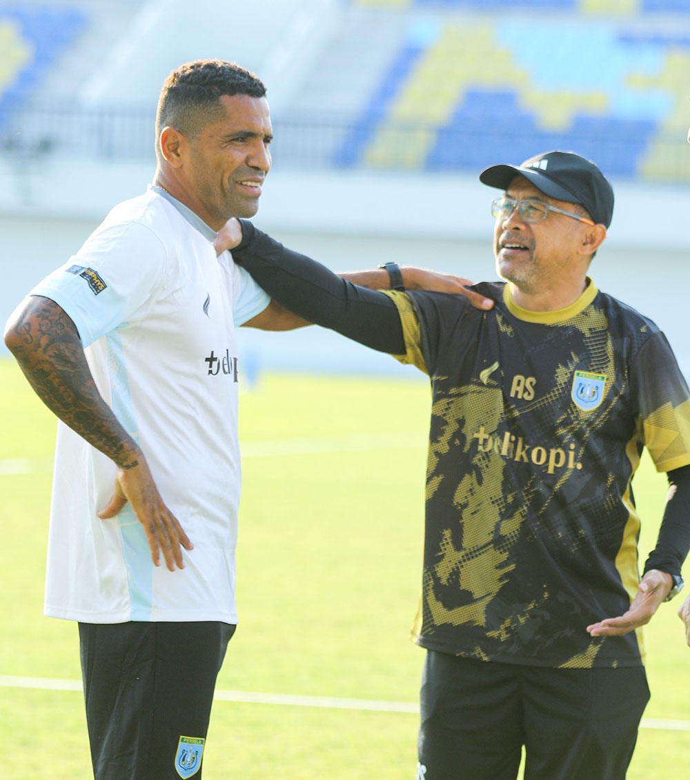 TUMPUAN LINI DEPAN: Pelatih Persela Aji Santoso dan striker Alberto Beto Goncalves. (ANJAR DWI PRADIPTA/RDR.LMG)