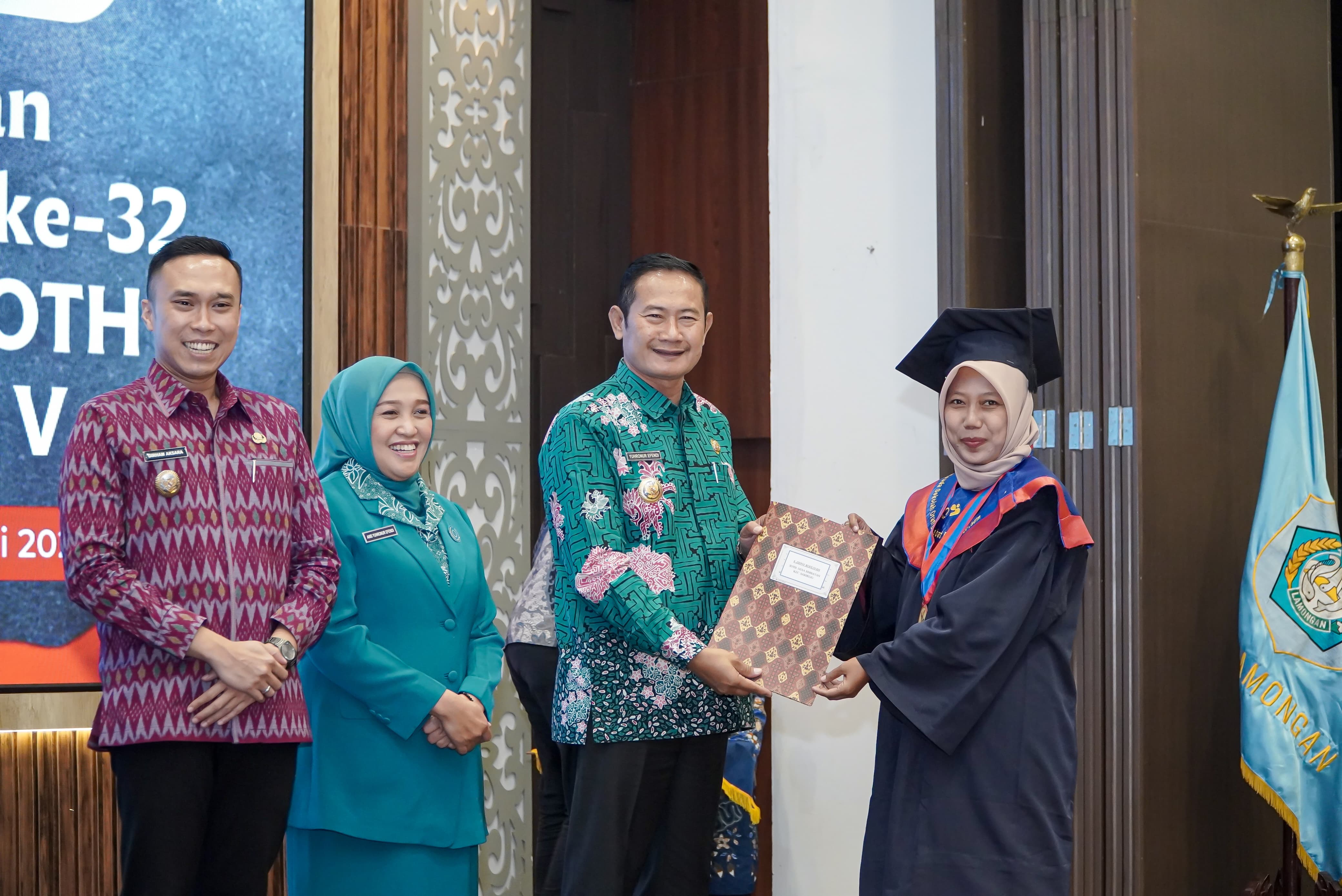 SELAMAT: Bupati Yes didampingi Ketua TP PKK Anis Yes dan Wabup Mas Dirham bersama seorang wisudawati. Total ada 192 orang tua hebat yang diwisuda di angkatan V.  (Humas Kominfo/Radar Lamongan)