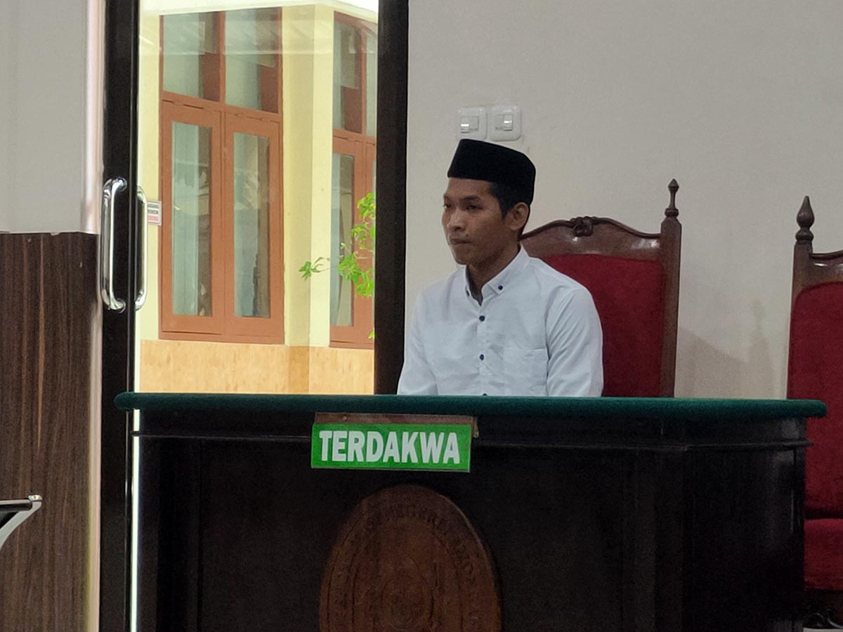 DITUNTUT SETAHUN SEPULUH BULAN: Muhammad Zaky menjalani persidangan di PN Lamongan. (IST/RDR.LMG)