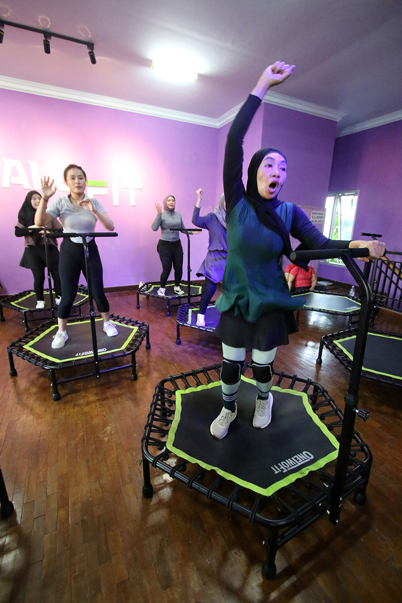 SENAM DENGAN MANTUL &ndash; MANTUL: Sejumlah ibu berolahraga trampolin agar stamina terjaga dan kondisi tubuhnya tetap ideal. (ANJAR DWI PRADIPTA/RDR.LMG)