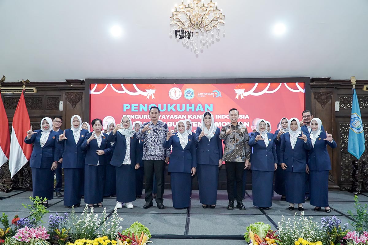 SATU TUJUAN, LAMONGAN SEHAT: Bupati Yes dan Wabup Mas Dirham diajak foto bersama pengurus Yayasan Kanker Indonesia Cabang Lamongan periode 2025 - 2030 setelah dikukuhkan. (HUMAS KOMIMFO/RDR.LMG)