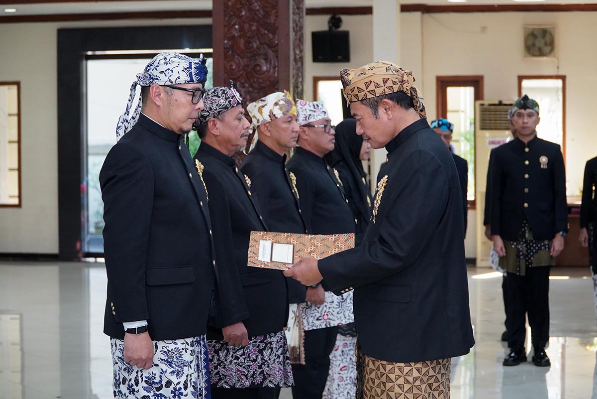 SERAHKAN SK: Bupati Yes bersama lima kepala OPD yang menempati posisi baru. (HUMAS KOMINFO/RDR.LMG)