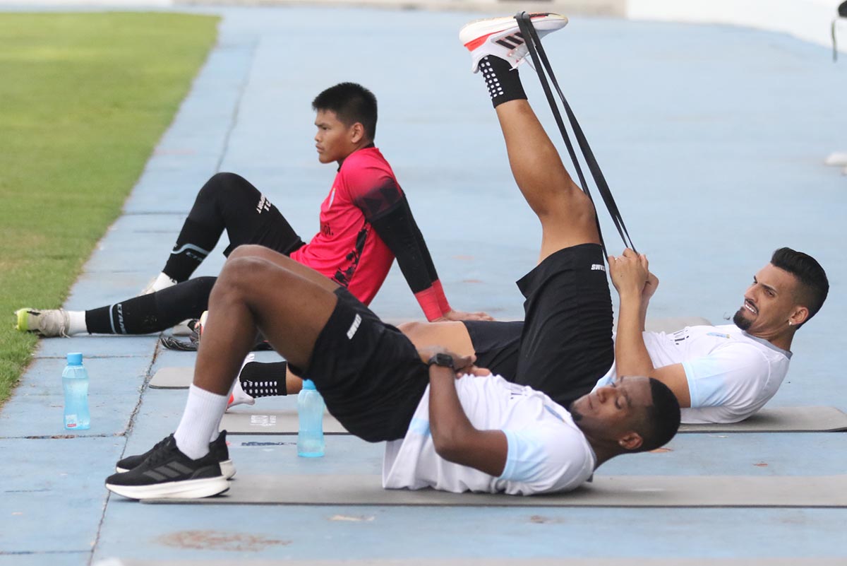DIMATANGKAN DI JOGJAKARTA: Pemain Persela menjalani peregangan otot di pinggir lapangan. (ANJAR DWI PRADIPTA/RDR.LMG)
