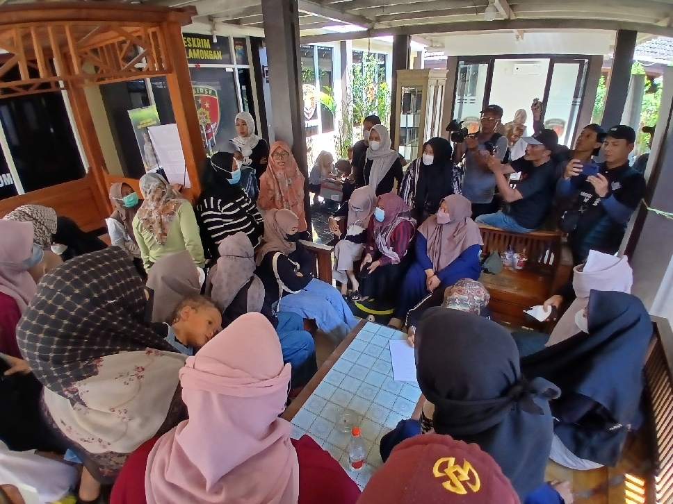 Ratusan orang dari beberapa latar belakang mendatangi Polres Lamongan untuk melaporkan kasus Arisan Bodong.