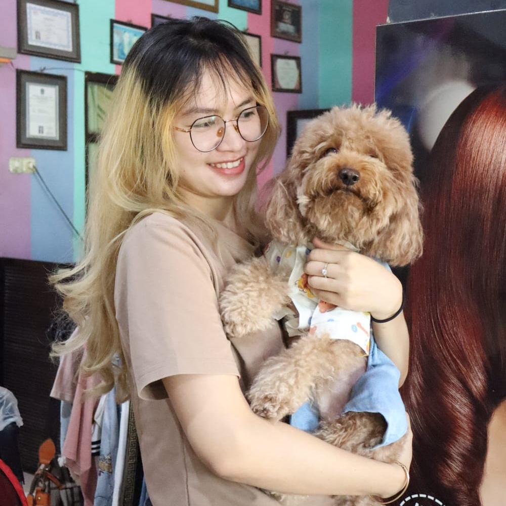 Gaby Natalia Dewi Citra saat menggendong anjing pudel kesayangan ibunya yang diberi nama Yoko Von Aloo.