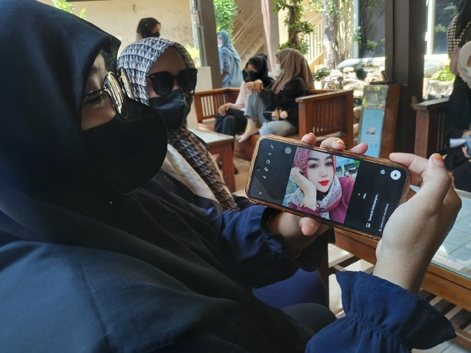 Salah satu korban menunjukkan Foto dari pengelolah arisan bodong bernama Elda.