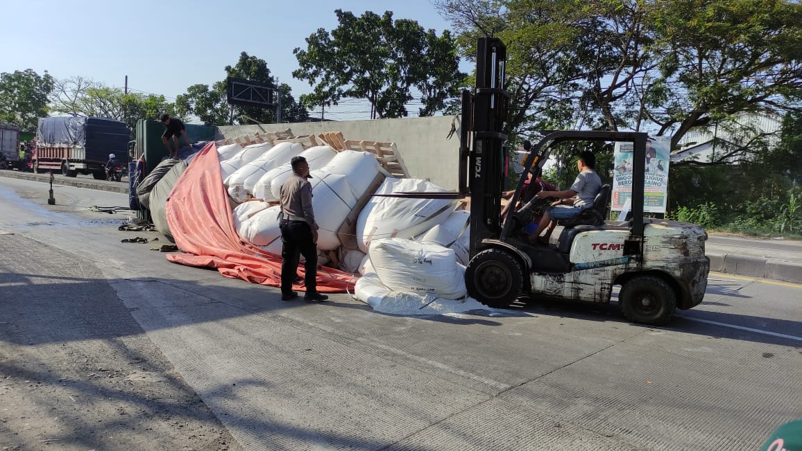 Evakuasi truk bermuatan keramik yang terguling di Jalan Babat&ndash;Lamongan, wilayah Pucuk, Lamongan, Minggu pagi (4/8).