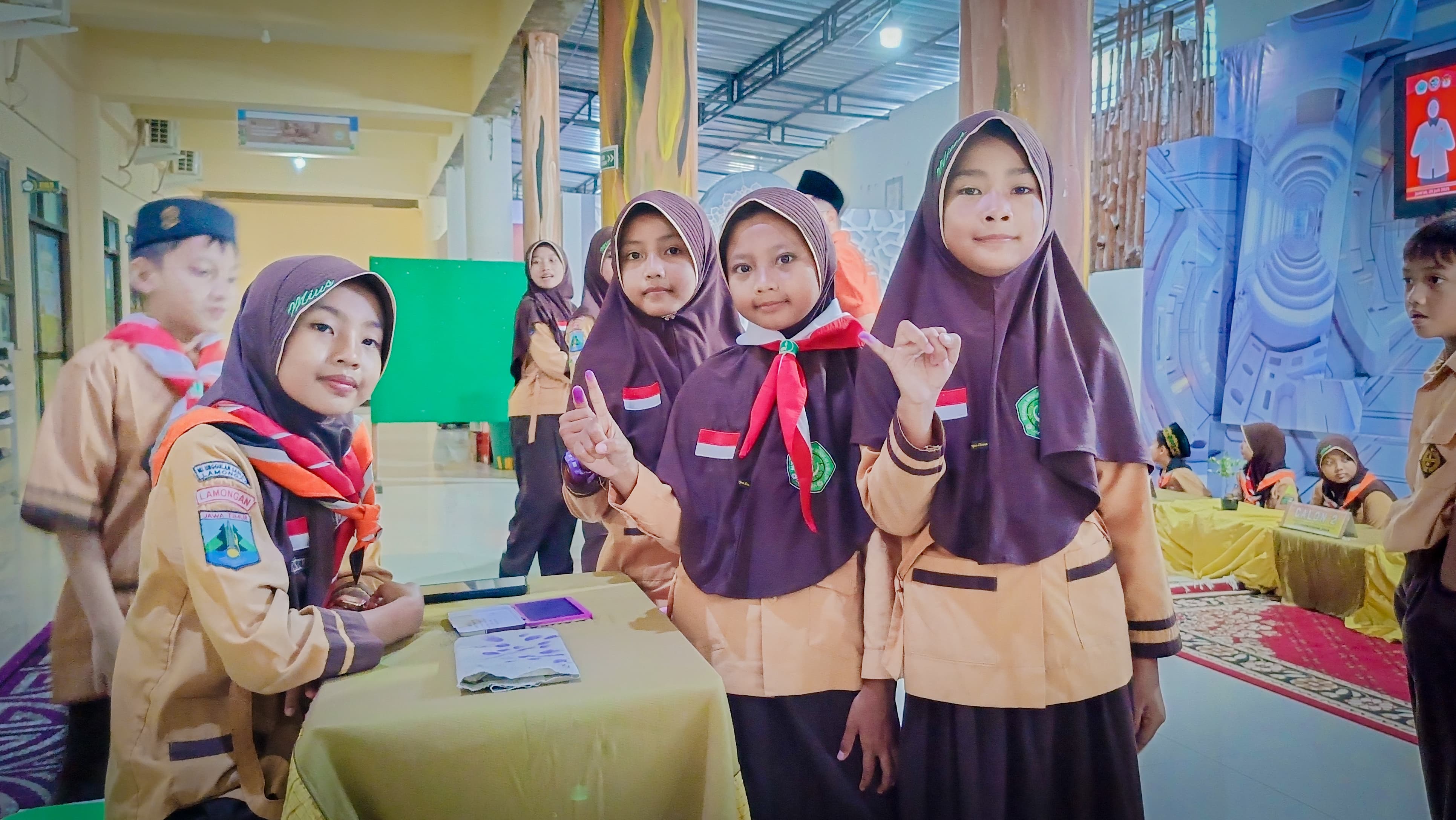 PROSES DEMOKRASI: Siswa-siswi MIUS Lamongan memberikan hak pilih pada CSIO.