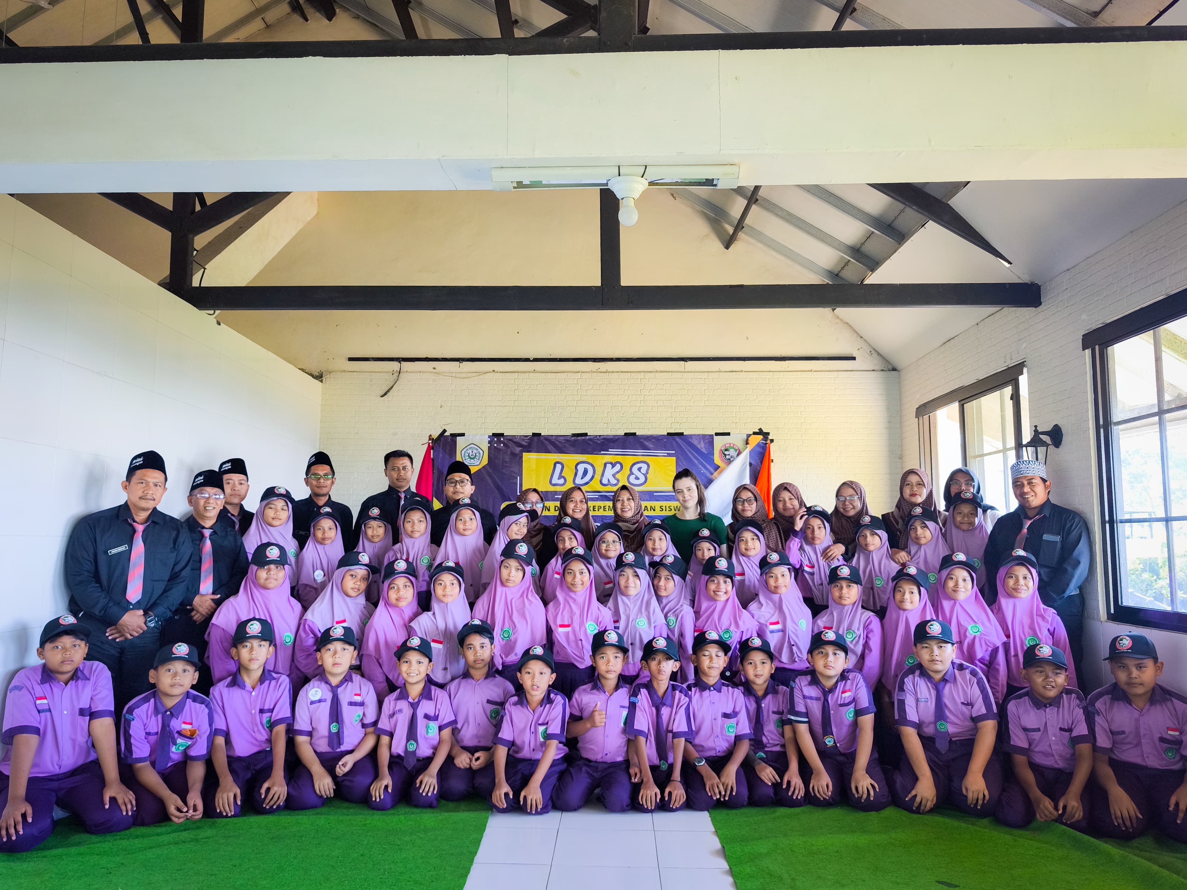 KEBERSAMAAN: Peserta LDKS CSIO MIUS Lamongan foto bersama dengan guru.